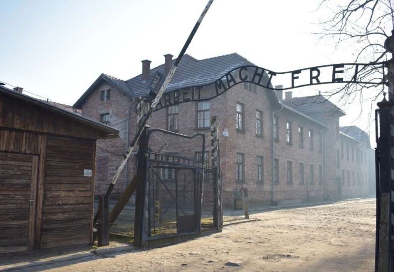 Arbeit macht frei - napis nad obozem koncentracyjnym w Auschwitz niedaleko Krakowa