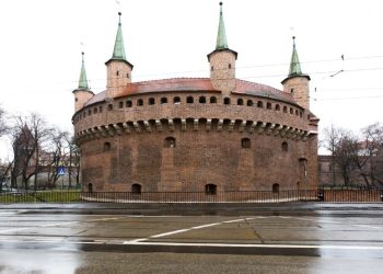 Barbakan w Krakowie: Muzeum, Historia i Mury Obronne!