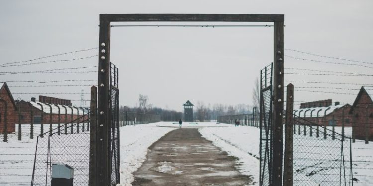 Jak zaplanować wycieczkę do Auschwitz Birkenau z Krakowa