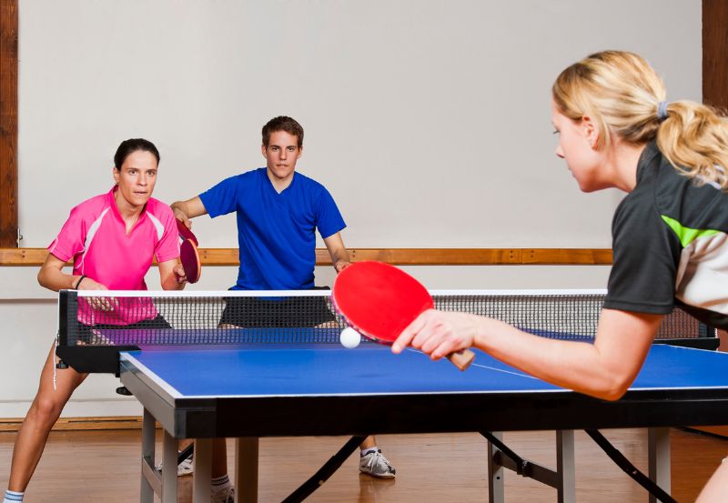 Osoby grające w ping ponga (tenis stołowy) w Krakowie