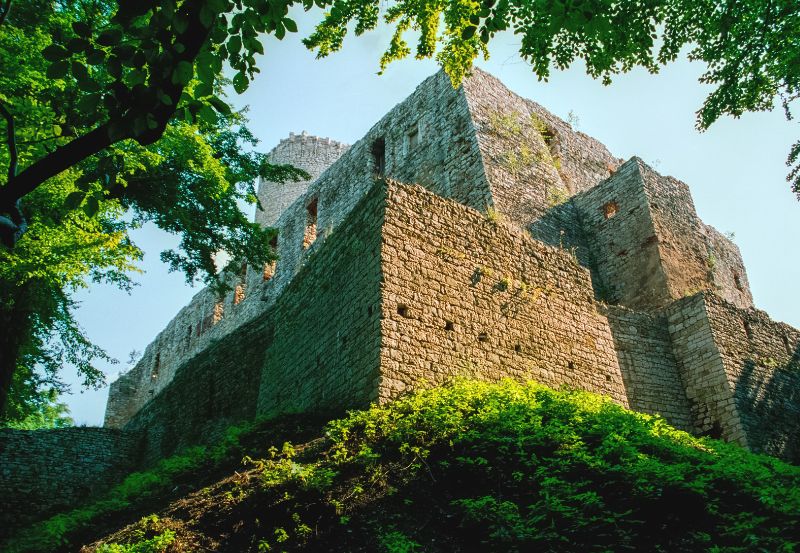 Zamek Lipowiec - mury obronne