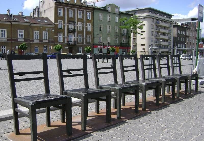 Plac Bohaterów Getta w Krakowie - krzesła