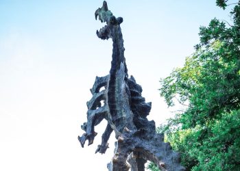 Smok Wawelski - poznaj historię smoczej jamy na Wawelu