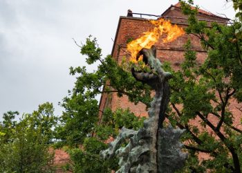 Smok Wawelski opił się wody i przestał zionąć ogniem. Deszcz zatrzymał ogniste show pod Wawelem!