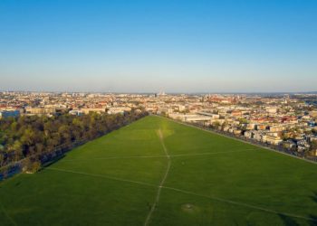 Krakowskie Błonia: Od bagna po papieską pielgrzymkę!