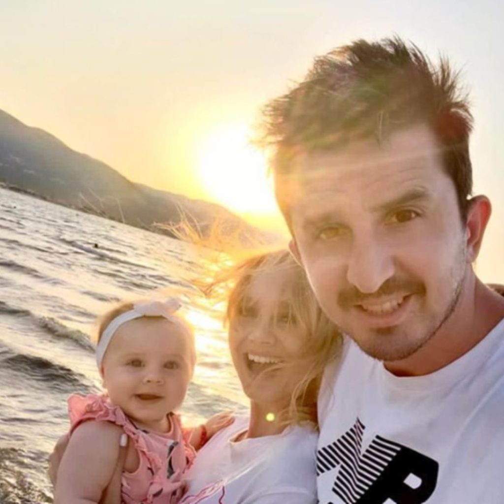 Krzysztof Golonka "Trenuj z Krzychem" z żoną i dzieckiem