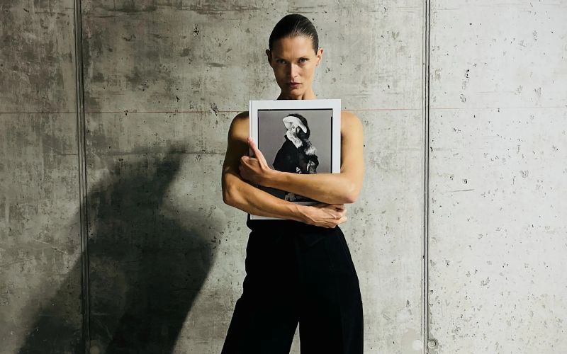 Na zdjęciu znajduje się Małgorzata Bela, która trzyma w rękach art book