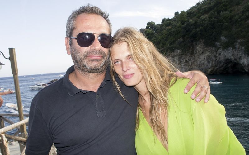 Na zdjęciu znajduje się Małgorzata Bela z mężem Jean Yves Le Fur. Za nimi rozprzestrzenia się widok na wodę.