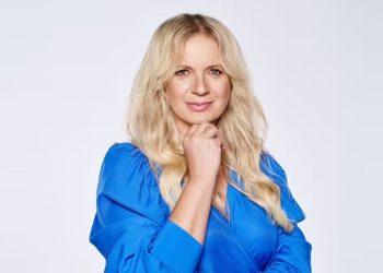 Na zdjęciu znajduje się Marzena Rogalska, która pozuje do zdjęcia