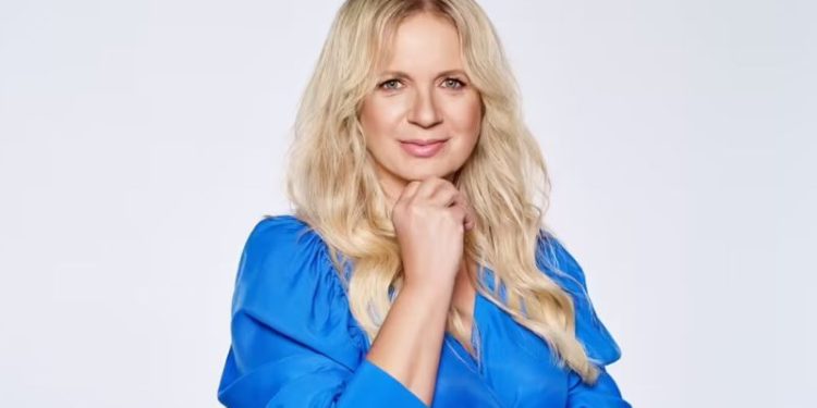 Na zdjęciu znajduje się Marzena Rogalska, która pozuje do zdjęcia