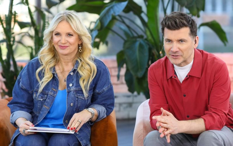 Na zdjęciu znajduje się Marzena Rogalska z Tomaszem Kammelem, którzy siedzą na sofach w programie Pytanie na Śniadanie