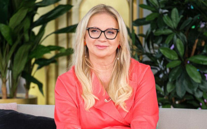 Na zdjęciu widzimy uśmiechniętą Marzenę Rogalską w okularach, która jest na warsztatach