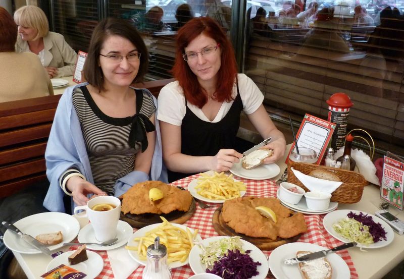 Osoby jedzące obiad w Zapiecku