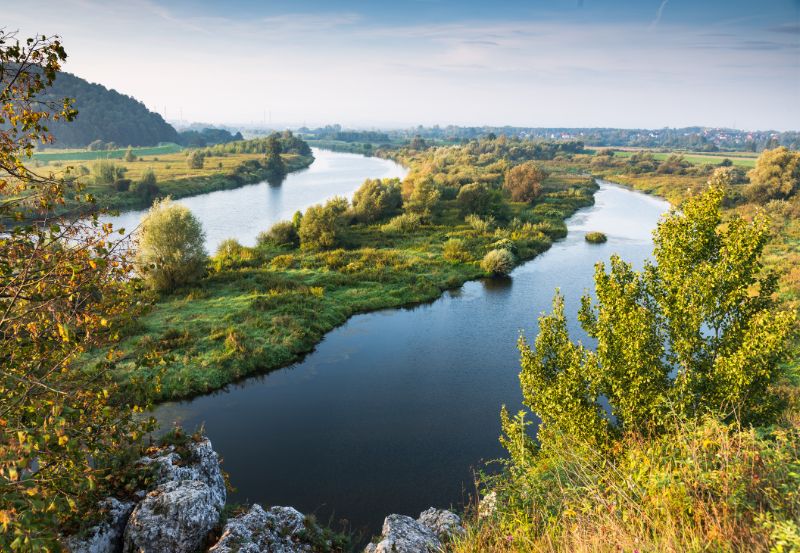 Rzeka Wisła płynąca przez Kraków