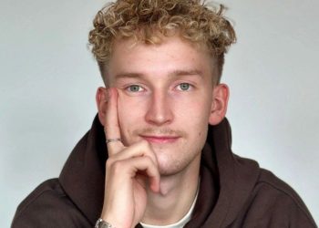 Na zdjęciu znajduje się kaluch, który podpiera ręką podbródek
