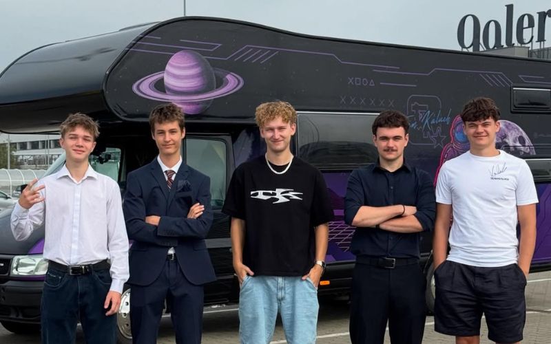 Na zdjęciu znajduje się Kaluch z widzami na tle kampera inspirowanym GTA V