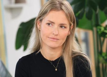 Na zdjęciu znajduje się Olga Frycz w rozpuszczonych włosach