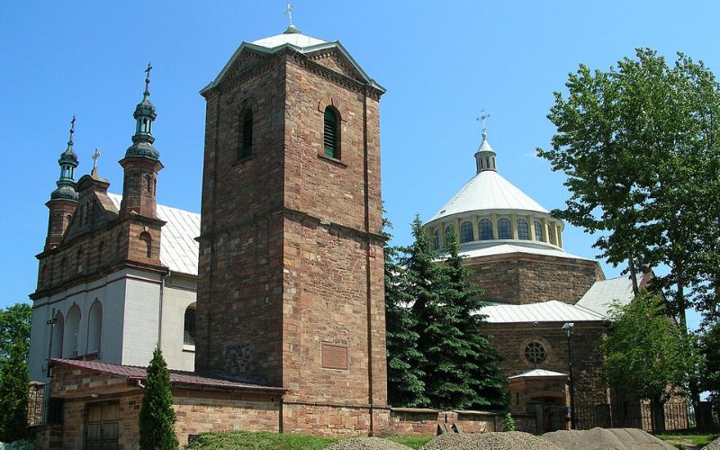 Na zdjęciu znajduje się budynek z zewnątrz parafii św. Rozalii w Zagnańsku