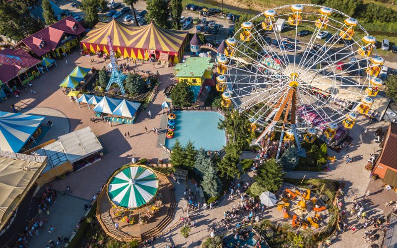 Zdjęcie przedstawia park rozrywki Rabkoland z lotu ptaka, gdzie widzimy wszystkie atrakcje dla dzieci