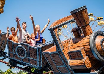 Na zdjęciu znajduje się kolejka w parku rozrywki Rabkoland, w której siedzą dzieci z rodzicami