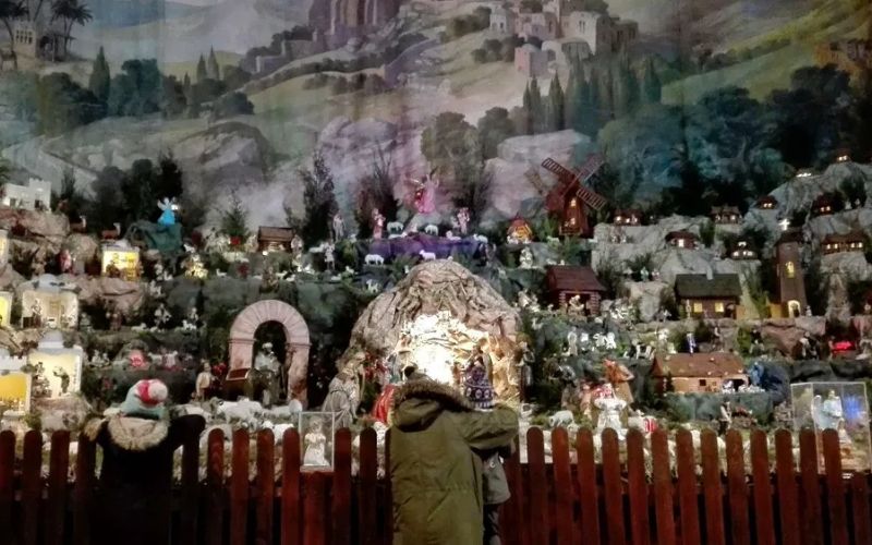 Zdjęcie przedstawia wnętrze ruchomych szopek krakowskich