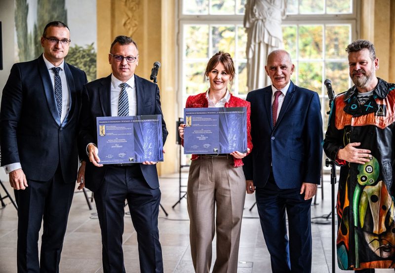 Nagroda za najlepszy mural w Polsce w kategorii „Wnętrza, Witraże, Formy Ścienne, Szklane” dla Anny Sermak