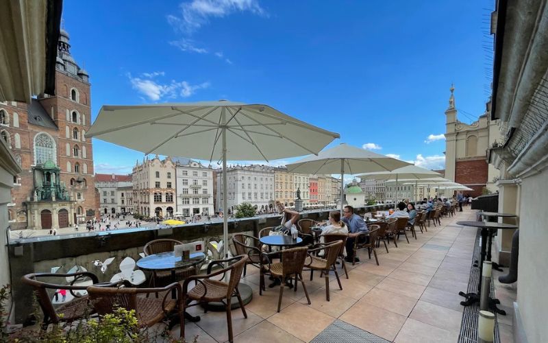 Zdjęcie przedstawia taras widokowy na Rynek Główny w Cafe Szał
