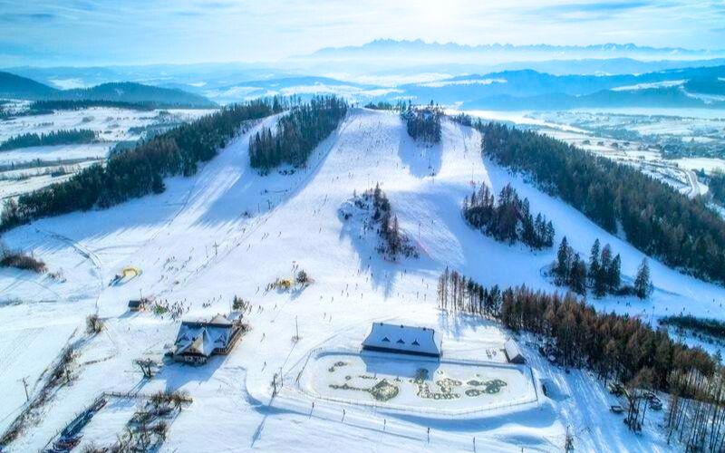 Zdjęcie przedstaw stok narciarski w Czorsztyn Ski z lotu ptaka