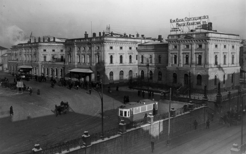 Zdjęcie przedstawia Dworzec Kraków Główny z przeszłości
