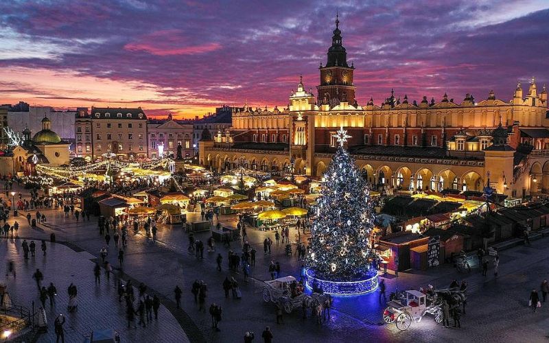 Zdjęcie przedstawia jarmark bożonarodzeniowy w Krakowie z lotu ptaka