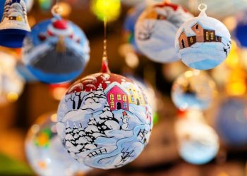 Ręczne malowane, szklane bombki choinkowe z Krakowa – polska ozdoba z duszą!