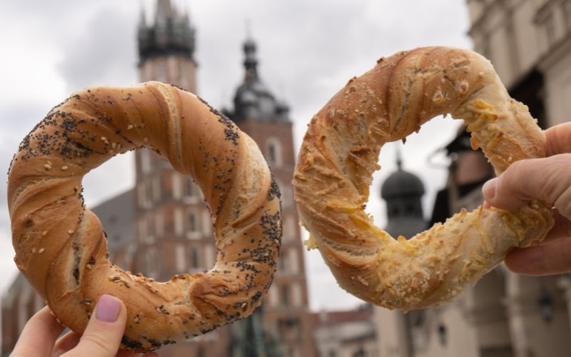 Zdjęcie przedstawia 2 obwarzanki na rynku w Krakowie