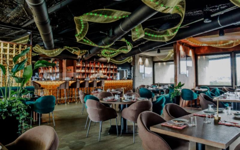 Zdjęcie przedstawia wnętrze restauracji Panorama Forum