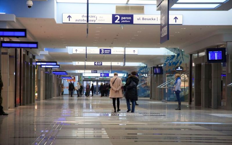 Zdjęcie przedstawia pasaż na dworcu Kraków Główny po którym chodzą ludzie