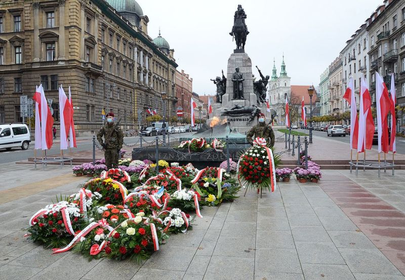 Święto Niepodległości Kraków - kwiaty pod pomnikiem nieznanego żołnierza 2025