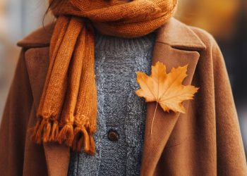 Trendy jesień 2025 – kolory, kroje i dodatki warte uwagi w Twojej garderobie