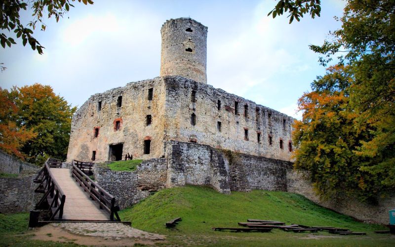 Zdjęcie przedstawia zamek lipowiec z zewnątrz