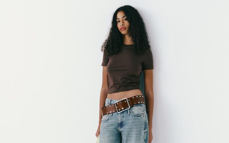 Zdjęcie przedstawia kobietę ubraną w odzież z zary Trafaluc