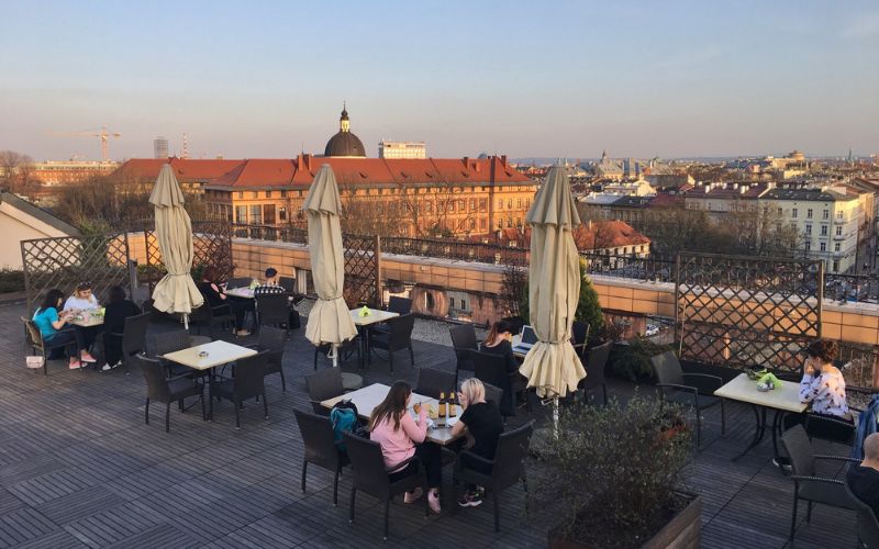 Zdjęcie przedstawia taras z widokiem na Kraków restauracji Zielone Tarasy