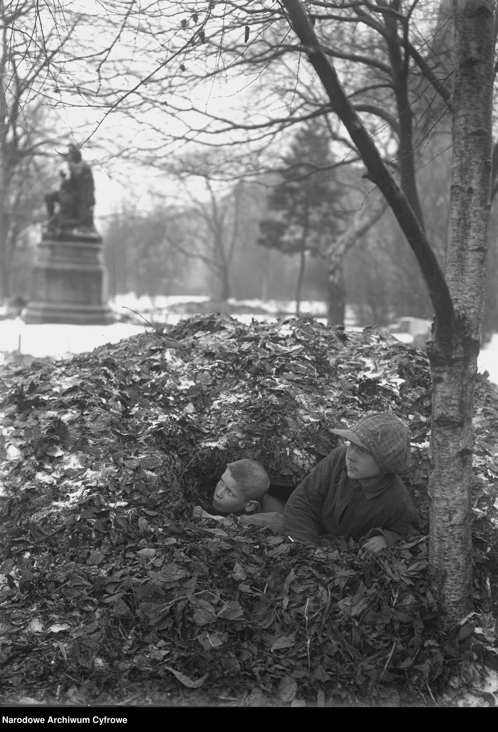 Zdjęcie przedstawia dwójkę dzieci na Plantach krakowskich kiedyś