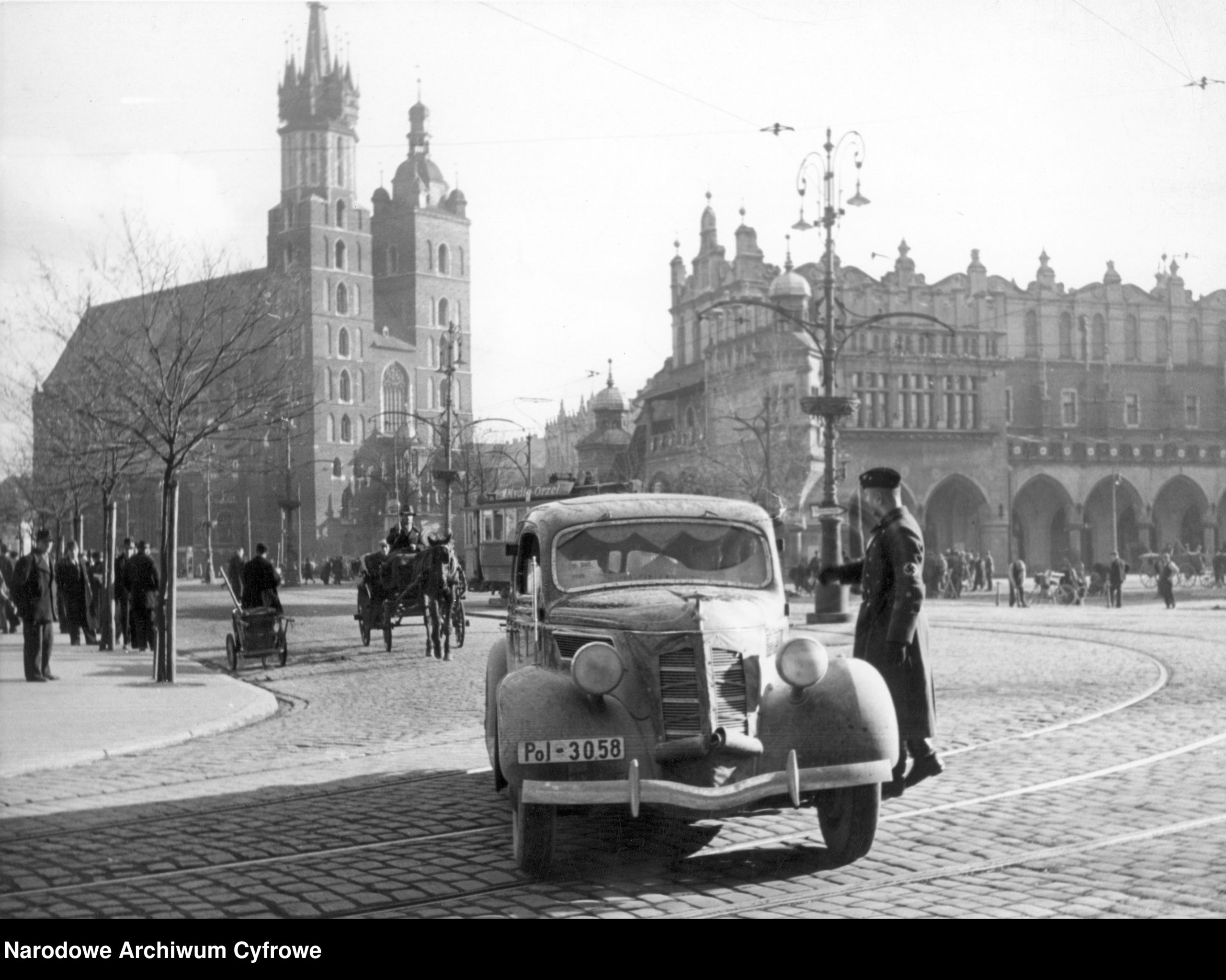 Zdjęcie przedstawia Rynek Główny z kiedyś w barwach biało czarnych