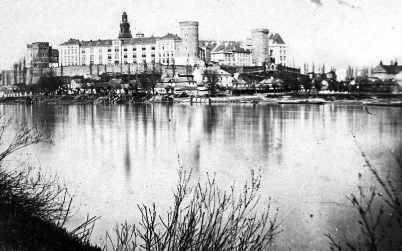 Zdjęcie przedstawia wawel z daleka z archiwum w kolorze biało czarnym