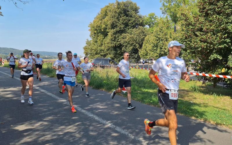 Zdjęcie przedstawia biegaczy na Błoniach Krakowskich