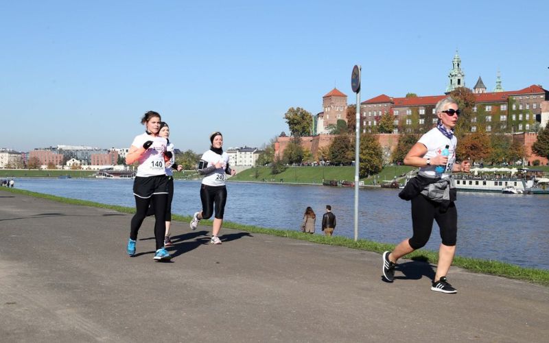 Zdjęcie przedstawia biegaczy na Bulwarach Wiślanych w Krakowie