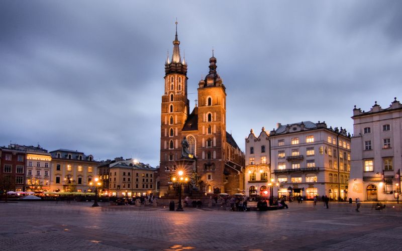 Zdjęcie przedstawia Kościół Mariacki i rynek w Krakowie