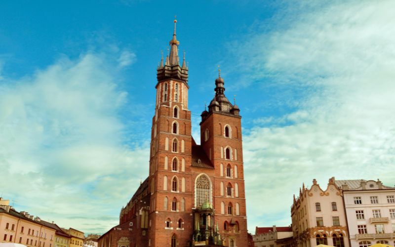 Zdjęcie przedstawia budynek bazyliki mariackiej i eksponuje jej dwie wieże