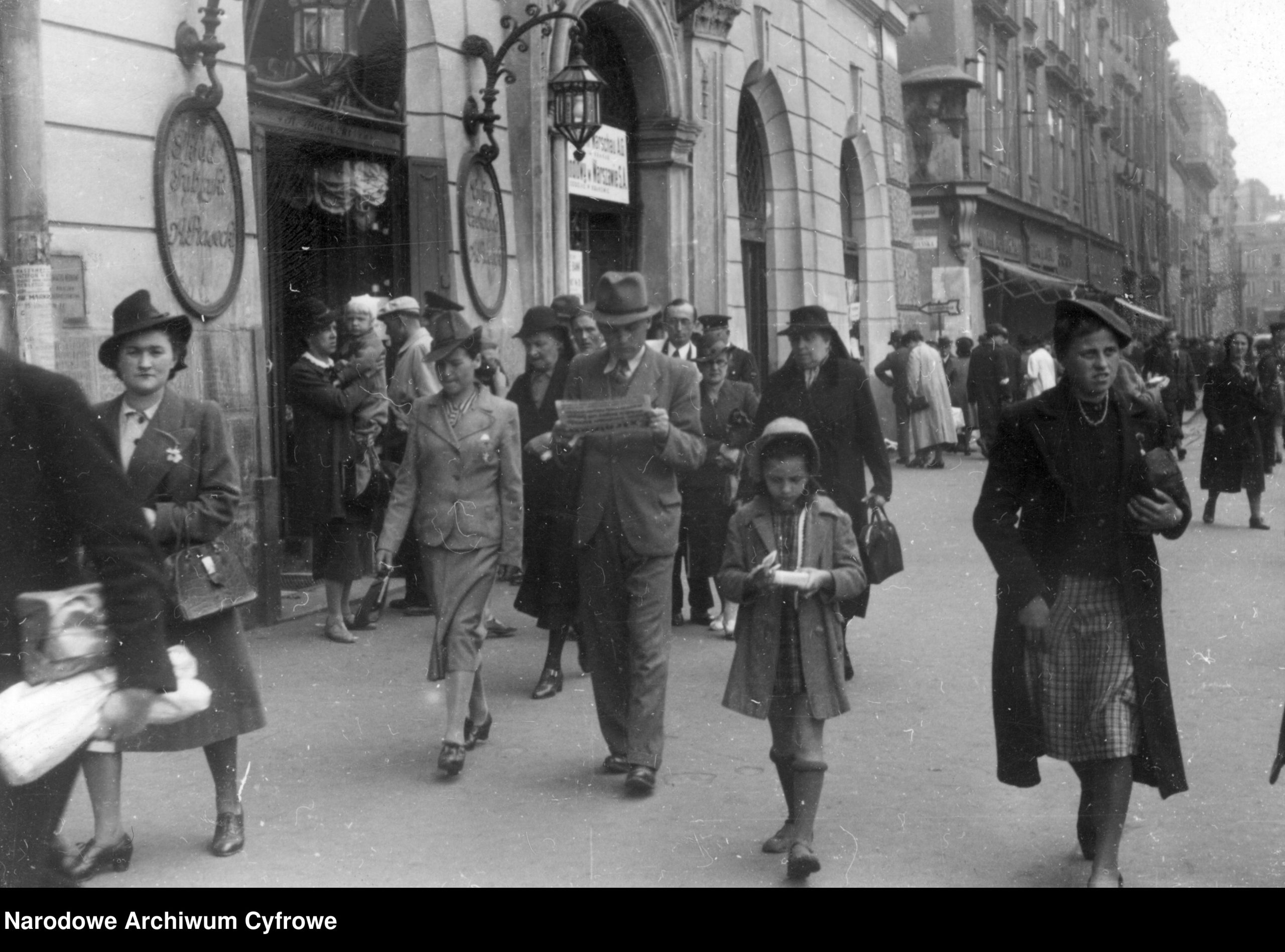 Zdjęcie pochodzi z archiwum i przedstawia mieszkańców Krakowa w kolorze czarno białym