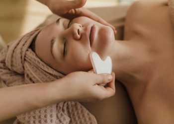 Na czym polega odmładzanie twarzy?