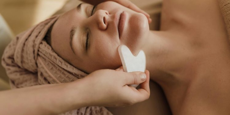 Na czym polega odmładzanie twarzy?