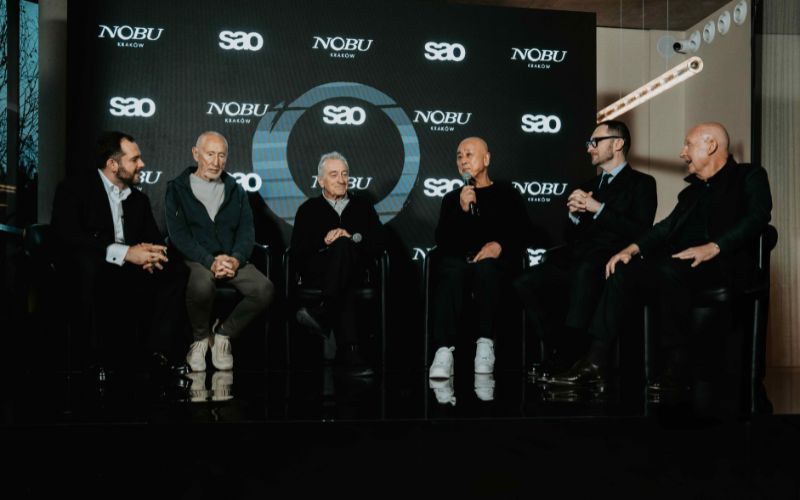 Zdjęcie przedstawia ludzi Sao i Nobu, którzy są na spotkaniu